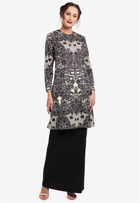 Trend baju kurung moden dengan paduan lace, nyatanya mampu memikat hati wanita. Paris Printed Lace Kurung Pahang EMEL | Modern tops, Baju ...