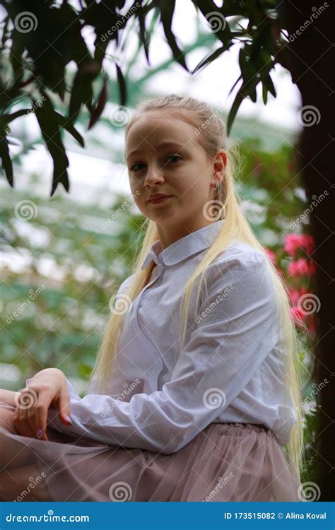 La Jeune Fille Avec De Longs Cheveux Blancs Formelle Dans Une Chemise