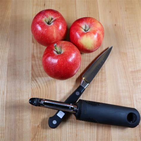 How To Peel An Apple 2 Easy Ways Home Cook Basics