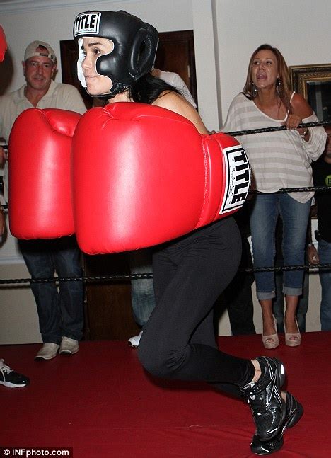 Octomom Nayda Suleman Beats Strip Club Bartender In Celebrity Boxing Match Daily Mail Online