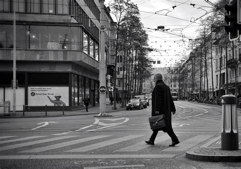 fotos gratis en blanco y negro gente la carretera calle callejón ciudad urbano otoño