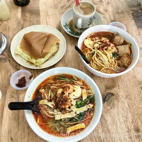 Kopitiams have long been a mainstay of our café culture, but they won't be around forever. GoodyFoodies: Prawn Mee @ Auntie Lora Kopitiam, Cheras, KL