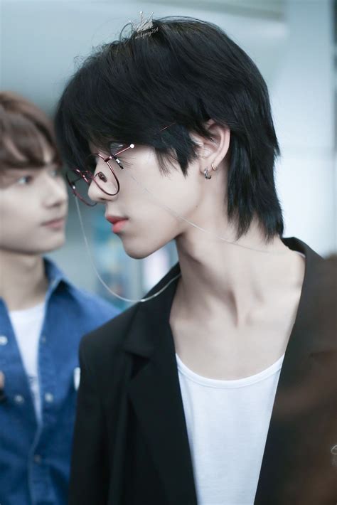 Discover more posts about hyunjin black hair. Hyunjin Black Hair Mullet - beautiful Party Wear Hairstyle ...