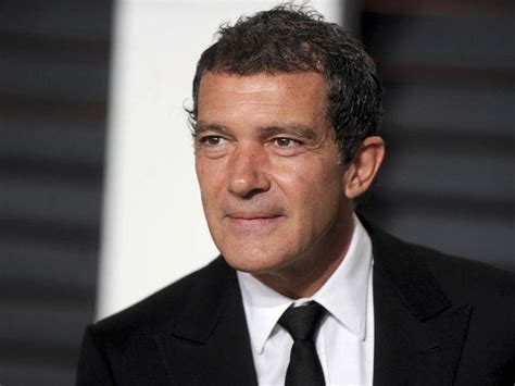 Hollywood heartthrob antonio banderas appears to be marking the end of a difficult time in his life with a fresh look, in the form of a bushy new beard. Spanish actor Antonio Banderas has virus | The Young ...