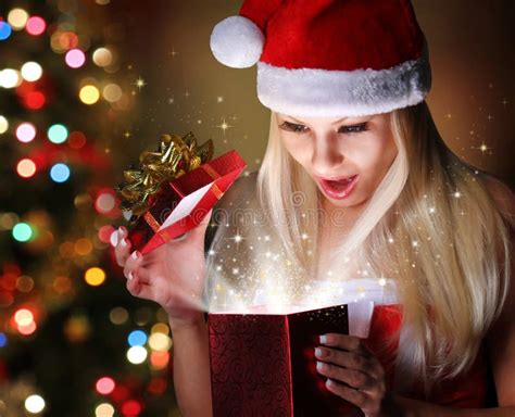 Weihnachten Glückliches Blondes Mädchen Mit Santa Hat Opening Gift Box