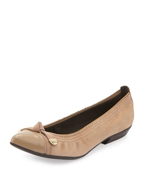 Lyst Stuart Weitzman Bowgaloo Knotted Leather Flats In Brown