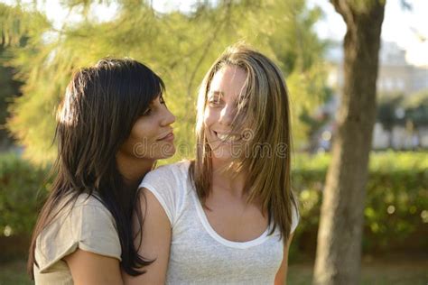 Los Pares Lesbianos Abrazan Las Narices Conmovedoras Ojos Cerrados Ascendente Cercano Foto De