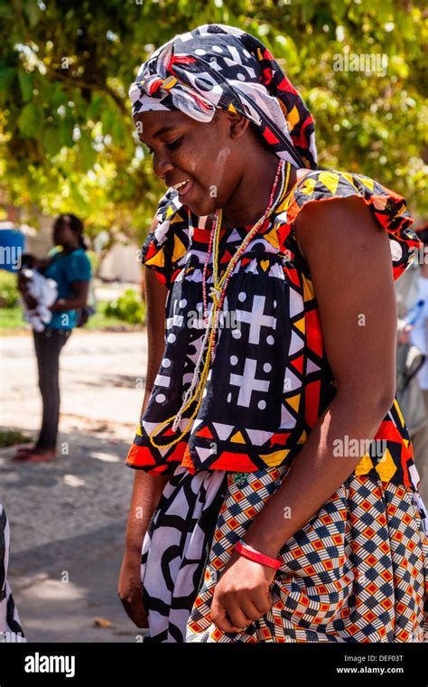 Africa Angola Woman Hi Res Stock Photography And Images Alamy