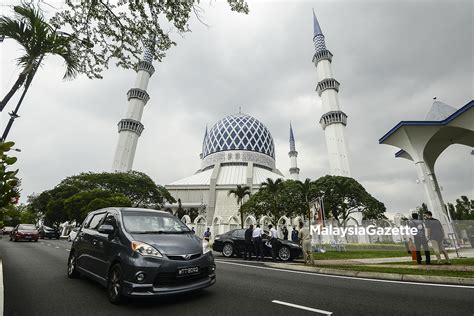 Beautiful azan at masjid shah alam malaysia. Jemaah Masjid di Shah Alam Tunjuk Kad Kehadiran Solat Jumaat