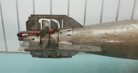 Подводна мина во вид на цигара, на сопствен погон експлодира при удар во трупот на брод или во негова близина се исфрла од воени бродови (торпилери, подморници, крстосувачи и др.) и од брегот со помош на лансирни цевки 2. File:Yu-1 torpedo propulsion section.jpg - Wikimedia Commons