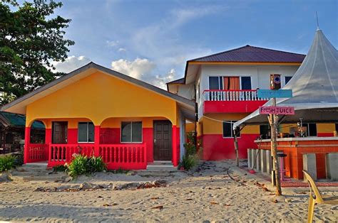 Apartment house commercial land island parking. Cenang Rest House © LetsGoHoliday.my
