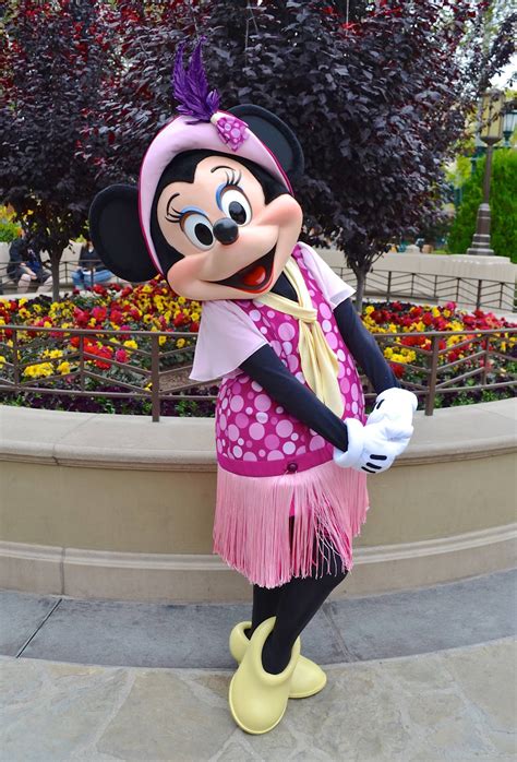 Minnie Mouses Fabulous New Look At Disney California Adventure Park