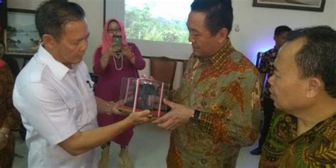 Dipublikasikan tanggal january 23, 2019 27 comments. HUT KE 148 KABUPATEN, BUPATI LAHAT TERIMA PELUNCURAN KAMUS ...
