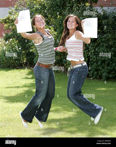 Identical Twins Wendy L And Grace Wong Celebrate Matching Straight A Grades The 18 Year Old