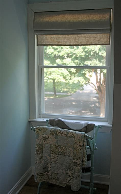 Making diy roman shades may not be easy, but these sewing tutorials, ideas, and designs will help jumpstart your project today! Little and Lovely: DIY: Roman Shades