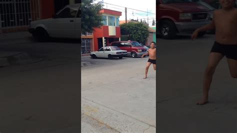 niños corren desnudos en la calle youtube