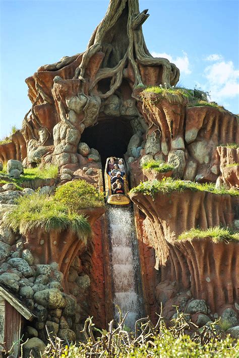 In den beiden parks warten über 50 attraktionen warten hier auf euch. Attraktionen im Disneyland Resort Anaheim Fotos von Los ...