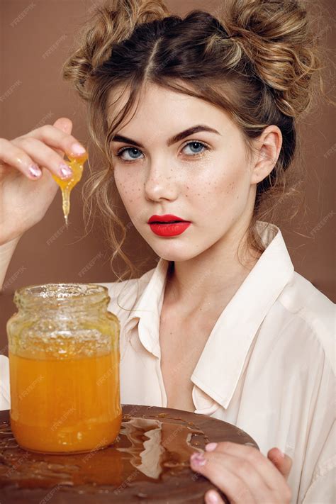 Premium Photo Girl With Jar Of Honey Healthy Food Concept Diet