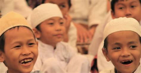 .yatim dan piatu sejumlah 60 anak asuh dari validasi data terakhir yang kami lakukan pada rapat pengelola yayasan tanggal 4 april 2021 dalam rangka sambut ramadhan 1442 h. Hari Raya Anak Yatim Adakah Tebuireng Online