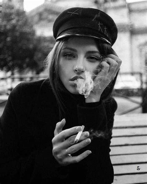 Schwarz Weiß Porträt Fotografie Inspiration Model Rauchen Zigarette