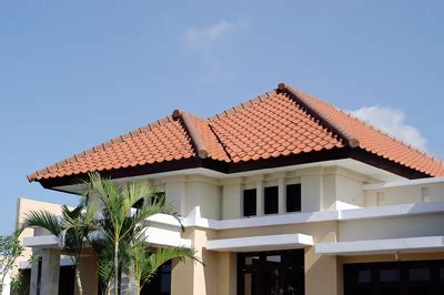 Bahan dari atap tersebut menggunakan balok kayu berukuran minimal 10x10cm, dan juga menggunakan truss rangka baja ringan serta rengnya. Kimi: Sudut Kemiringan Atap Rumah