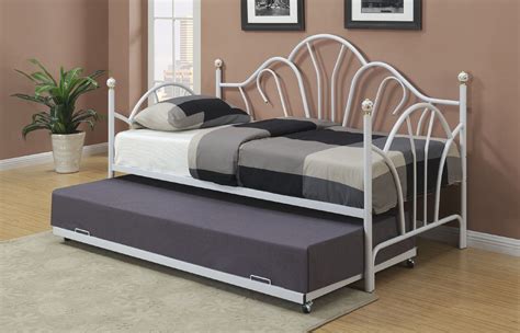 P9235 Daybed 9235 9236 Poundex Daybeds In 2020 White Metal Bed Day
