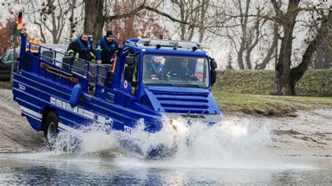 Hamburg will nun einen teil der termine für anrufer zurückhalten. Neues Amphibienfahrzeug für den Katastrophenschutz ...