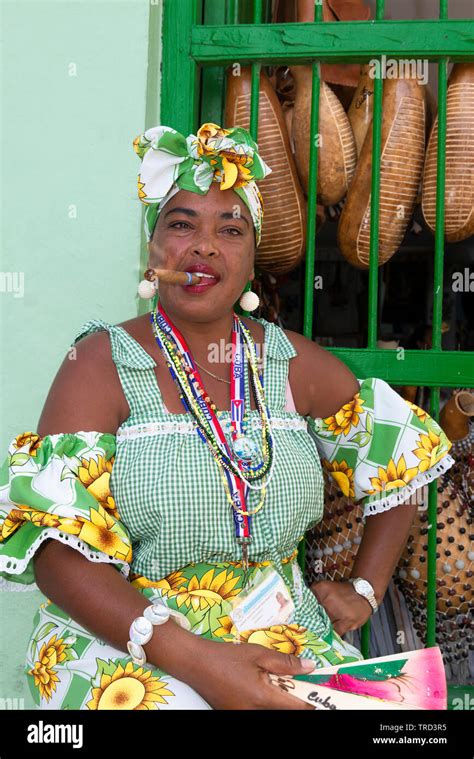 Vestido Tradicional Mujer Cubana Fotografías E Imágenes De Alta