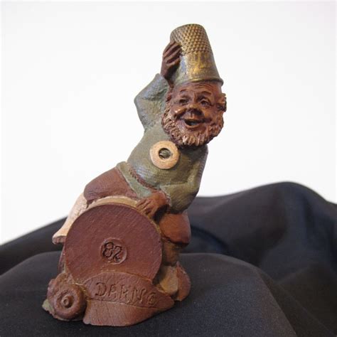 Darn Tom Clark Forrest Gnome Figurine 82 Sewing Tailor Thimble People