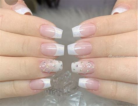 Si bien las de acrílico son un modelo de uñas que destaca por su duración, requiere una técnica avanzada, por lo que la mayoría de la gente se suele inclinar por ir a un centro art nail o salón de belleza especializado. Pin de Yendry Chacon en My en 2020 | Uñas acrílicas para ...