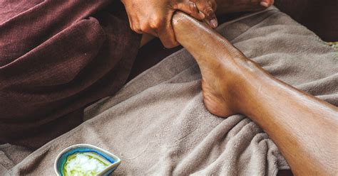 A Reflexologist Shares A 2 Minute Foot Massage That Can Help You Sleep