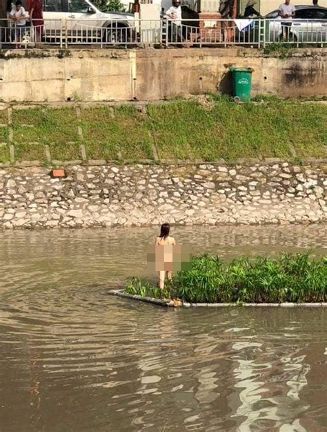 Cô gái trẻ khỏa thân bơi ra giữa sông Tô Lịch nhảy múa