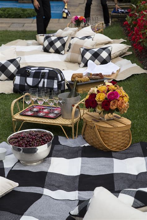 Tips For Throwing The Perfect Late Summer Picnic Picnic Hack Picnic