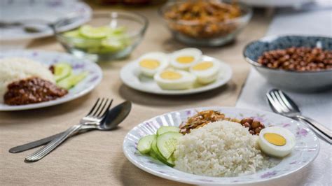 Nasi lemak dapat ditemui di semua bahagian malaysia dan juga singapura. Resipi Nasi Lemak Tanpa Santan Yang Viral | MAGGI® Malaysia