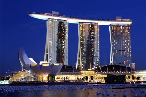 Marina bay sands has no shortage of food & beverage outlets. Marina Bay Sands -Singapore - Moshe Safdie