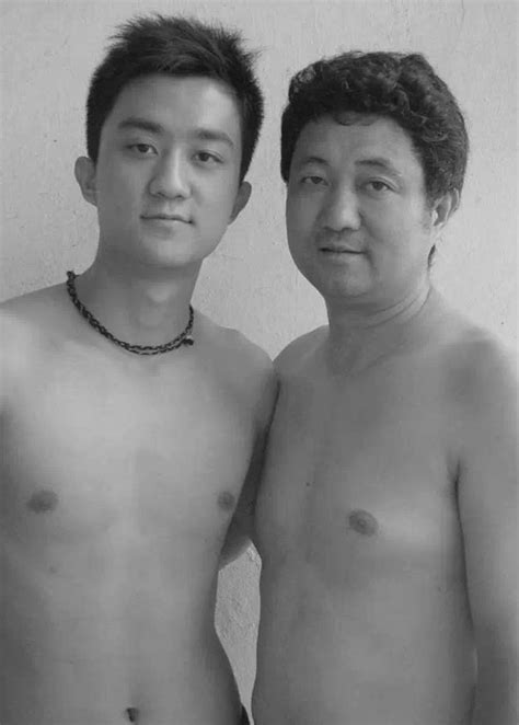 Padre E Hijo Se Toman Fotos En La Misma Pose Durante 28 Años