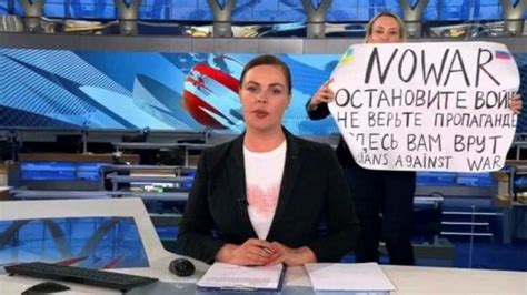 Russian Tv Editor Interrupts News Broadcast With ‘stop The War Protest Financial Times