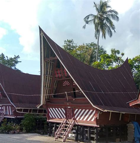 Rumah adat bolon ini sekaligus menjadi simbol status sosial masyarakat batak yang tinggal di dulu rumah adat bolon ditinggali para raja di sumatera utara. Rumah Bolon Rumah Adat Suku Batak Bobo
