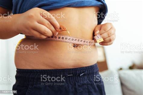 배부른 남자아이 측정 그릐 밸리 지방 영양소에 대한 스톡 사진 및 기타 이미지 지방 영양소 과체중 다이어트 Istock