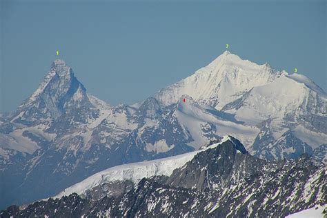 Filmé avec le mavic air. 1= Matterhorn 4478m, 2= Weisshorn 4506m, 3= Bishorn ...