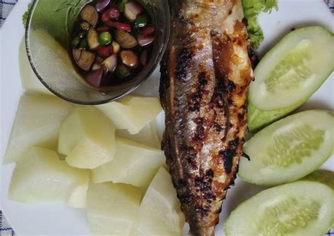 Inilah resep cara membuat masakan ikan kembung bakar komplit dengan pelengkap sambal kecap, rasanya enak, maknyus, dan mudah cara membuatnya. Resep Ikan kembung bakar oleh Barbar - Cookpad