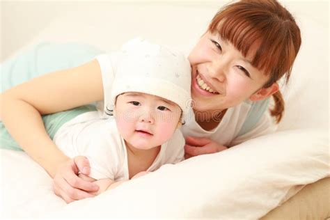 Maman Japonaise Et Son B B Image Stock Image Du Pi Ce Heureux