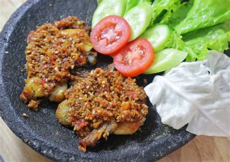 Currently ayam geprek is commonly found in indonesia and neighbouring countries, however its origin was from yogyakarta in java. Resep Ayam Geprek Sambal Kacang oleh Dapur Adis - Cookpad