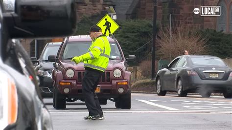 dancing cop directing traffic delivering smiles in new jersey abc7 san francisco
