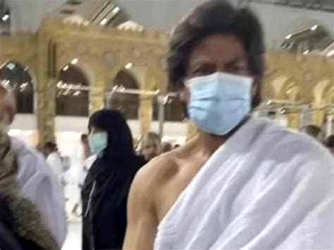 Viral Videos Bollywood Star Shah Rukh Khan Performs Umrah In Mecca