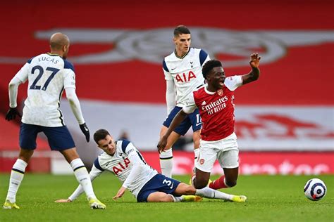 Saka injury: Arsenal teenager suffers hamstring problem in win over 