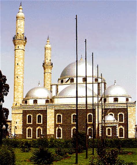 La distance entre la mosquée et la mecque est 4932,59 km nord est. Homs, Syria