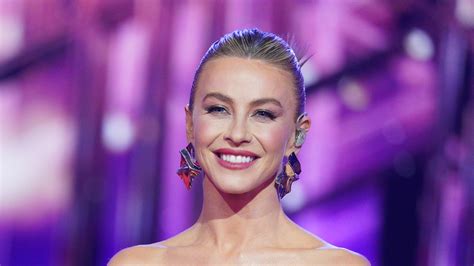 Dwts Julianne Hough Flaunts Her Very Toned Abs In Sports Bra And