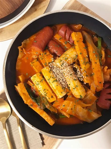 Rice cakes are great for people who are on a diet. Low Carb Spicy Rice Cake (Korean Tteokbokki) | Simply by Elle