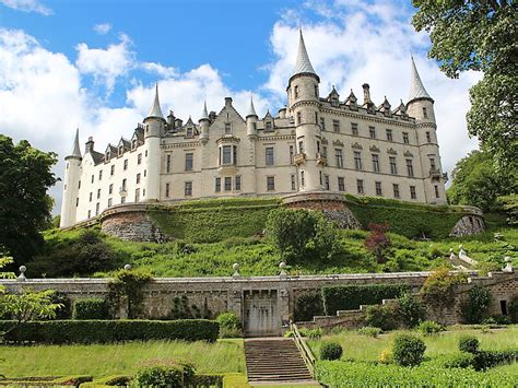 The castle, which resembles a french château with its towering conical spires, has seen the architectural influences of sir charles barry, who designed london's houses of parliament, and scotland. Castello Dunrobin